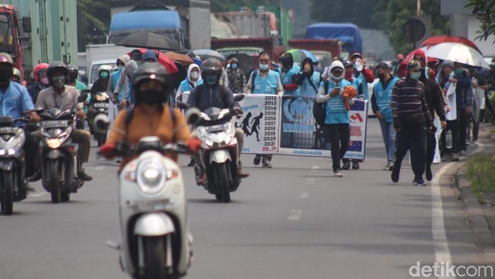 Pengungsi Afghanistan kembali demo melakukan aksi longmarch dari Layang Waru ke arah Kantor DPRD Sidoarjo