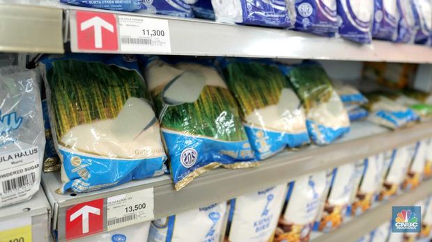Penjualan Gula Pasir di Supermarket, Selasa (29/3/2022). (CNBC Indonesia/ Muhammad Sabki)