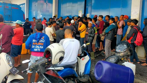 Penyaluran migor curah di Cirebon.