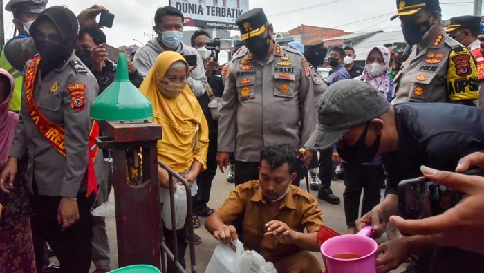 Penyaluran migor curah di Cirebon.