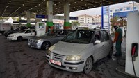 Pengemudi mobil menunggu untuk mendapatkan bahan bakar di sebuah pompa bensin di pinggiran selatan Beirut, Dahiyeh, Lebanon. (AP/Bilal Husein)
