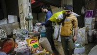 Perang juga telah memicu kekhawatiran bahwa banyak bantuan internasional yang menjadi sandaran begitu banyak dunia Arab akan dialihkan ke Ukraina, di mana lebih dari 3,7 juta orang telah melarikan diri dari perang, eksodus terbesar di Eropa sejak Perang Dunia II. (AP/Hadi Mizban)