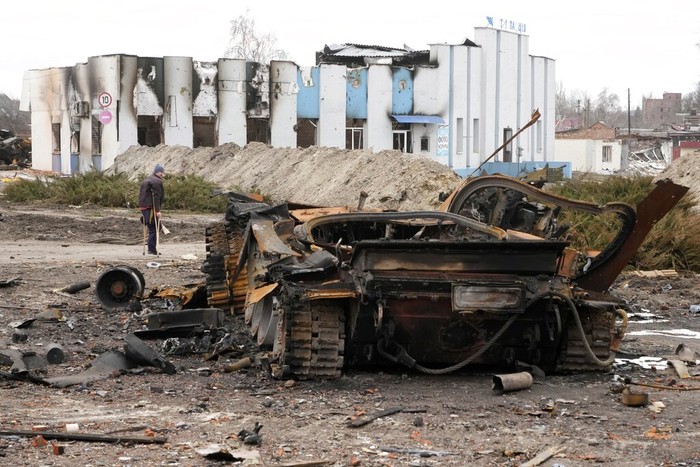 Sebulan invasi Rusia, sebulan pula perlawanan yang dilakukan Ukraina. Mesin perang Kremlin seperti tank baja dibikin hancur tak berfungsi. Jadi besi kiloan.