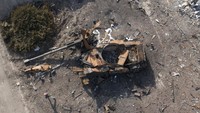Foto udara menunjukkan tingkat kehancuran yang menimpa sebuah tank Rusia di Trostsyanets, 400 km sebelah timur Ibu Kota Kyiv, Ukraina, Senin (28/3/2022). (AP Photo/Efrem Lukatsky)