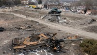 Tank Rusia hancur di depan monumen Perang Dunia II. Perang Ukraina membuat ribuan orang terbunuh, 4 juta orang mengungsi dan lebih dari 10 juta orang kehilangan tempat tinggal.  (AP Photo/Efrem Lukatsky)