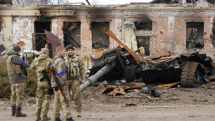Sebulan invasi Rusia, sebulan pula perlawanan yang dilakukan Ukraina. Mesin perang Kremlin seperti tank baja dibikin hancur tak berfungsi. Jadi besi kiloan.