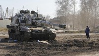 Sebuah tank Rusia ditinggalkan di sebuah area di di Trostsyanets, 400 km sebelah timur Ibu Kota Kyiv, Ukraina, Senin (28/3/2022). (AP Photo/Efrem Lukatsky)