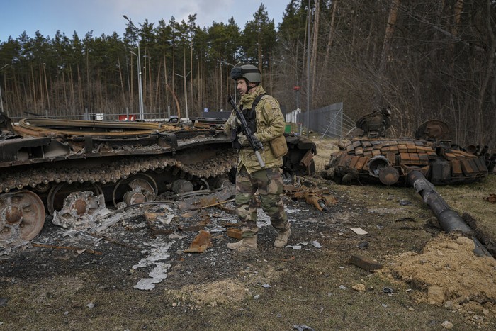 Sebulan invasi Rusia, sebulan pula perlawanan yang dilakukan Ukraina. Mesin perang Kremlin seperti tank baja dibikin hancur tak berfungsi. Jadi besi kiloan.