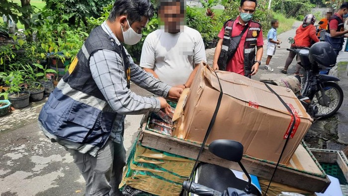 Petugas Bea Cukai Solo menangkap basah sales yang mengedarkan rokok tanpa cukai.