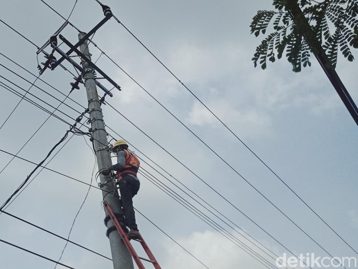 Petugas PLN perbaiki jaringan listrik di Jalan Yogya-Solo, Kecamatan Ceper, Klaten.