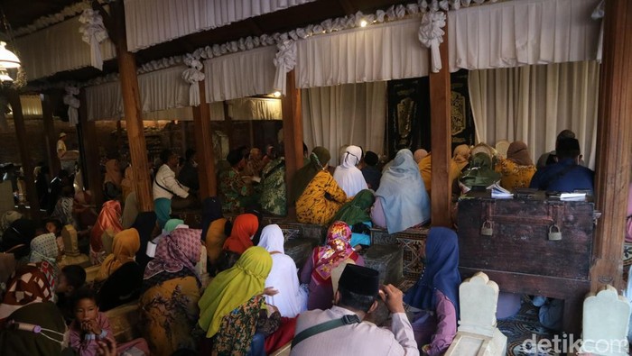 Peziarah di makam Sunan Kudus.