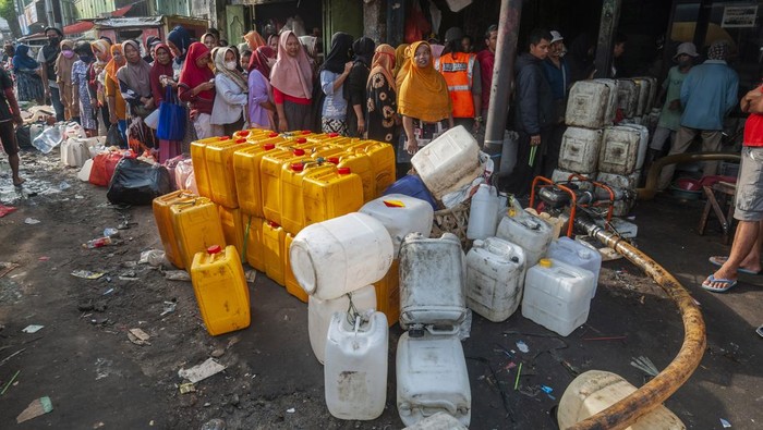 Potret Emak-emak Antre hingga 8 Jam demi Minyak Goreng Sejumlah warga antre membeli minyak goreng curah di Rangkasbitung, Lebak, Banten, Senin (28/3/2022). Warga harus antre menunggu hingga delapan jam untuk membeli minyak goreng curah seharga Rp14 ribu per liternya karena lebih murah dibanding minyak goreng kemasan dengan harga Rp23 ribu per liternya. ANTARA FOTO/Muhammad Bagus Khoirunas/wsj.