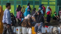 Mereka rela antre demi minyak curah murah karena harga minyak goreng kemasan jauh lebih mahal yakni Rp 23 ribu per liternya.