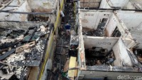 Kebakaran yang menghanguskan puluhan rumah ini diduga terjadi akibat orang dengan gangguan jiwa (ODGJ) sengaja membakar rumahnya.