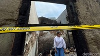 Seorang warga tampak beraktivitas di sisa bangunan yang hangus terbakar di area permukiman padat penduduk yang berada di kawasan Tambora, Jakarta Barat, Selasa (29/3/2022).