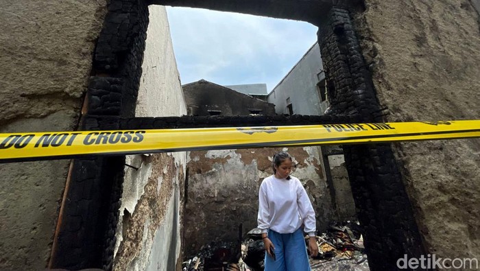 Kebakaran melanda area permukiman padat penduduk di Tambora, Jakarta Barat. Sejumlah rumah hangus terbakar dan menyebabkan ratusan warga mengungsi.