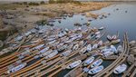 Saat Sungai Suci di India  Dipenuhi Perahu yang Bersandar