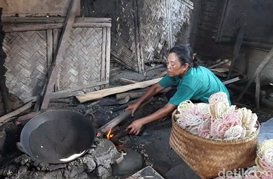 Waega Brebes, Sarini, membuat kerupuk mie yang digoreng menggunakan pasir, Selasa (29/3/2022).