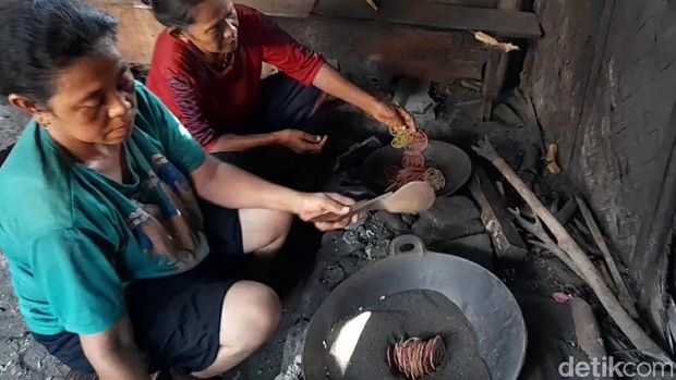 Waega Brebes, Sarini, membuat kerupuk mie yang digoreng menggunakan pasir, Selasa (29/3/2022).
