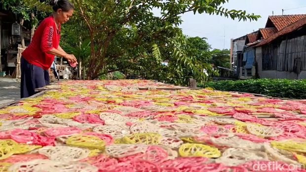 Waega Brebes, Sarini, membuat kerupuk mie yang digoreng menggunakan pasir, Selasa (29/3/2022).