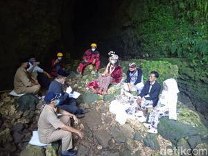 Unik! Pengantin Gunungkidul Ini Ijab Kabul Dalam Gua-Maharnya Walang Goreng