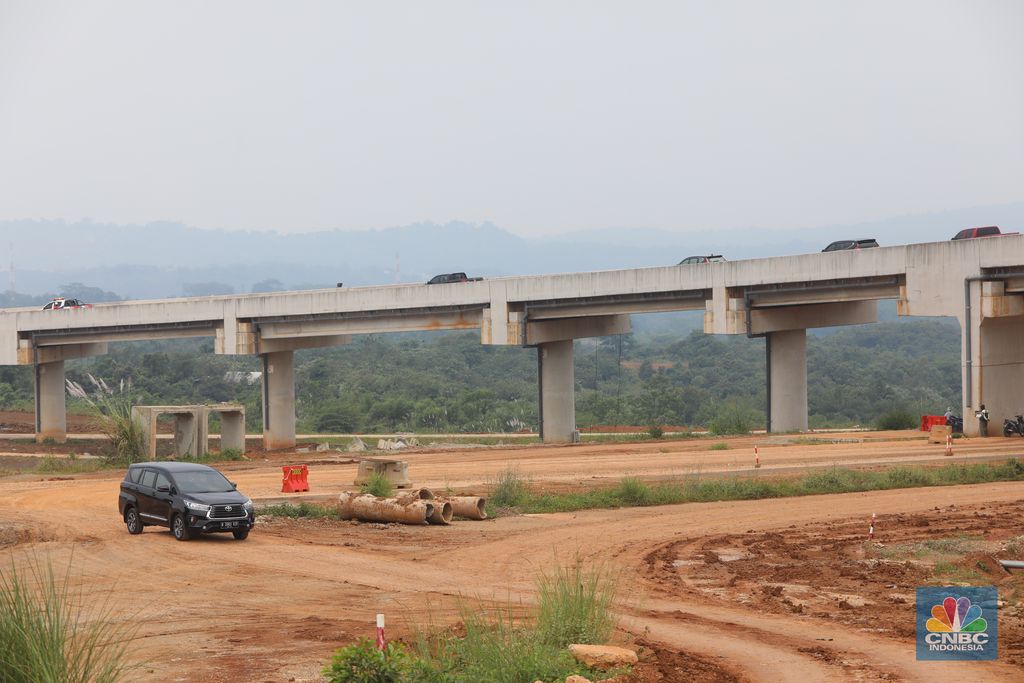 Suasana proyek Tol Jakarta – Cikampek II Selatan di kawasan Sadang, Jawa Barat, Jumat (25/3/2022). Jalan Tol Jakarta-Cikampek II Selatan memiliki panjang 64 km yang terdiri atas 3 seksi. (CNBC Indonesia/ Andrean Kristianto)