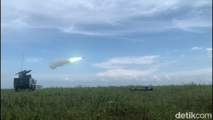 Pussenarhanud TNI AD latihan perang menembak rudal pesawat musuh di AWS Lumajang