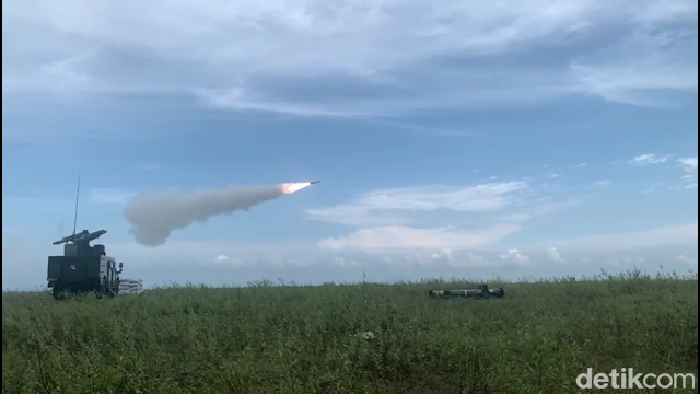 Pussenarhanud TNI AD latihan perang menembak rudal pesawat musuh di AWS Lumajang