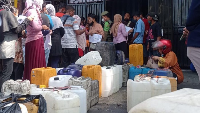 Ratusan Warga-Pedagang Eceran Antre Migor Curah, Pembelian Dibatasai 36 Liter
