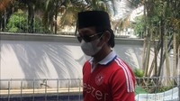 Rian DMasiv pulang tiba di rumahnya pada Senin (28/3/2022) di kawasan Jakarta Selatan sepulang manggung di Banyuwangi dan mengalami kecelakaan mobil. Foto: Hanif/detikHOT