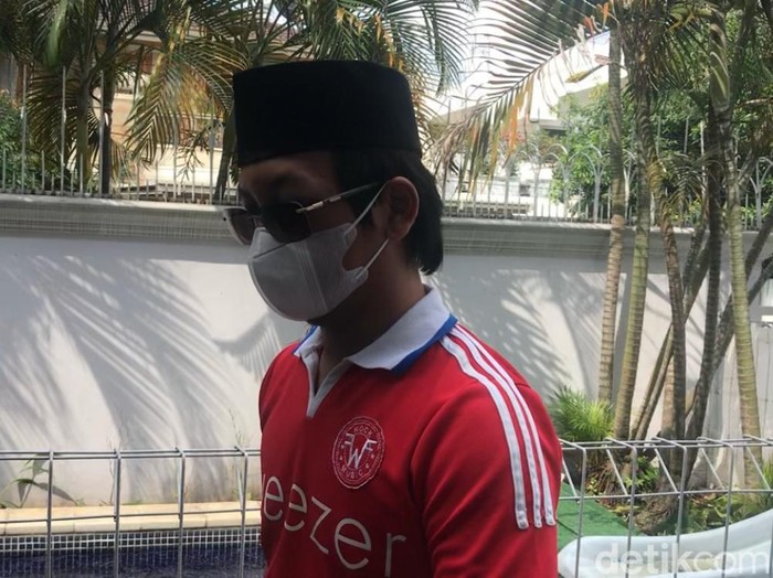 Rian D'Masiv Rian D'Masiv perlihatkan matanya yang memar dan bengkak.