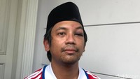 Ternyata mata kiri Rian DMasiv masih memar dan bengkak dan membuatnya tak bisa melek. Foto: Hanif/detikHOT