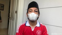 Rian yang mengenakan peci hitam, awalnya menutupi matanya dengan kaca mata hitam. Foto: Hanif/detikHOT