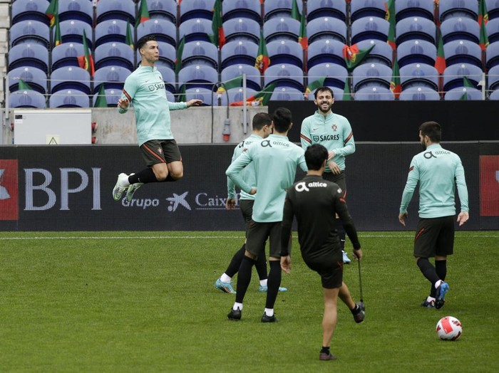 Soccer Football - FIFA World Cup - UEFA Qualifiers - Portugal Training - Estadio do Dragao, Porto, Portugal - March 28, 2022 Portugal's Pepe, Cristiano Ronaldo and Joao Felix during training REUTERS/Miguel Vidal