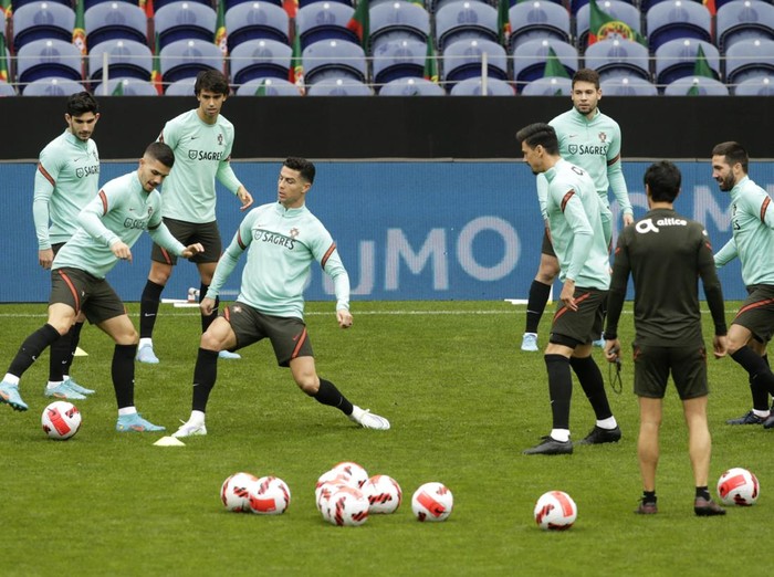 Soccer Football - FIFA World Cup - UEFA Qualifiers - Portugal Training - Estadio do Dragao, Porto, Portugal - March 28, 2022 Portugal's Pepe, Cristiano Ronaldo and Joao Felix during training REUTERS/Miguel Vidal