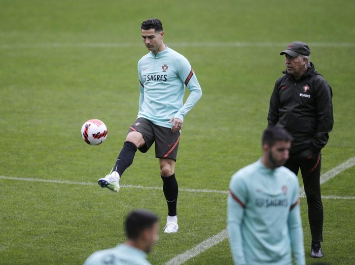 Soccer Football - FIFA World Cup - UEFA Qualifiers - Portugal Training - Estadio do Dragao, Porto, Portugal - March 28, 2022 Portugal's Pepe, Cristiano Ronaldo and Joao Felix during training REUTERS/Miguel Vidal