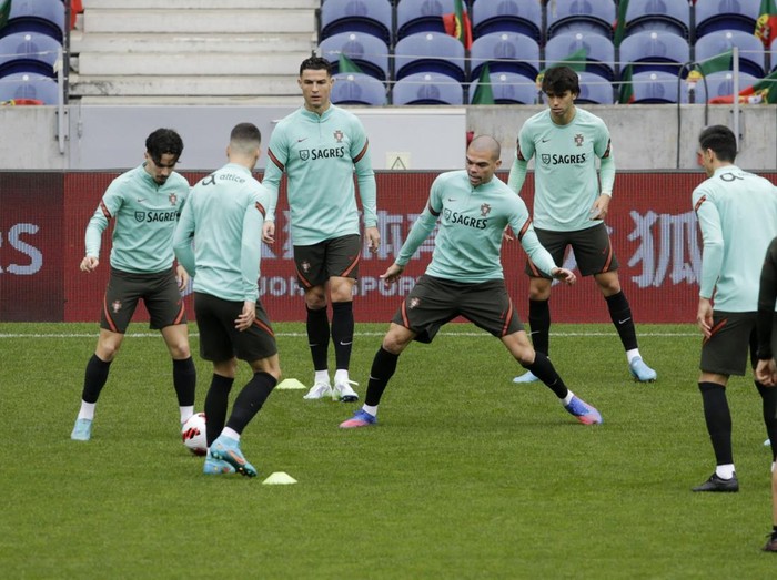 Soccer Football - FIFA World Cup - UEFA Qualifiers - Portugal Training - Estadio do Dragao, Porto, Portugal - March 28, 2022 Portugal's Pepe, Cristiano Ronaldo and Joao Felix during training REUTERS/Miguel Vidal