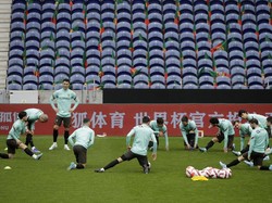 Pemain Portugal Cristiano Ronaldo dan rekan satu timnya menjalani latihan jelang laga penentuan dalam kualifikasi Piala Dunia 2022 melawan Makedonia Utara, Senin, (28/3/2022) waktu setempat.