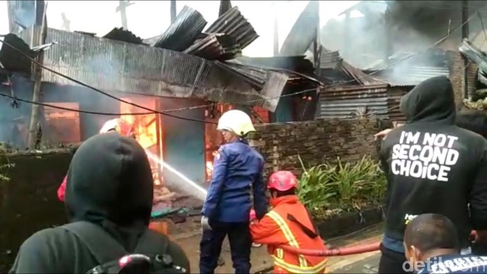 Rumah di Kota Makassar dibakar pemiliknya sendiri.