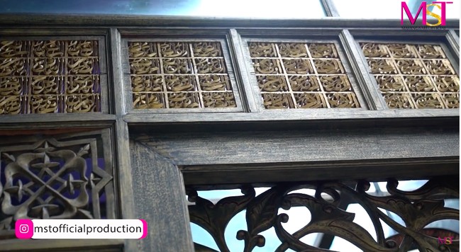 Rumah Mayangsari juga dilengkapi mushala. Ruangan ini dihiasi ukiran-ukiran kaligrafi yang indah. (Foto: YouTube/MST Production)