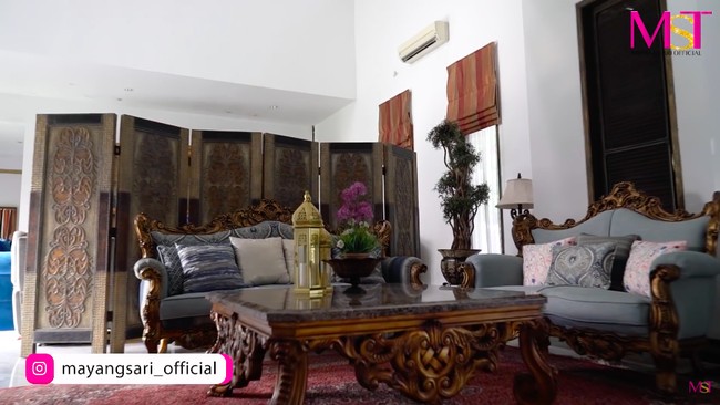 Interior bergaya Jawa klasik memenuhi hampir sudut rumah. Sentuhan warna pada fabric di sofa membuat rumah lebih hidup. (Foto: YouTube/MST Production)