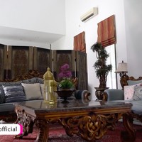 Interior bergaya Jawa klasik memenuhi hampir sudut rumah. Sentuhan warna pada fabric di sofa membuat rumah lebih hidup. (Foto: YouTube/MST Production)