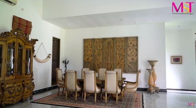 Ruang makan didominasi kombinasi warna coklat dan tembaga yang memberikan sentuhan kemewahan. (Foto: YouTube/MST Production)