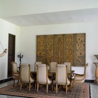 Ruang makan didominasi kombinasi warna coklat dan tembaga yang memberikan sentuhan kemewahan. (Foto: YouTube/MST Production)