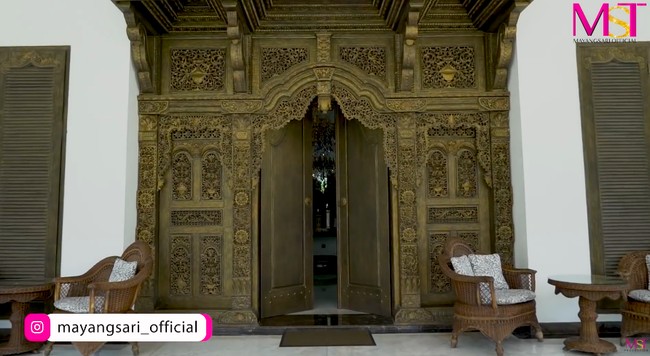 Sebuah pintu besar yang terbuat dari kayu penuh ukiran menyambut di depan. Suasana keraton langsung terasa. (Foto: YouTube/MST Production)