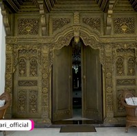 Sebuah pintu besar yang terbuat dari kayu penuh ukiran menyambut di depan. Suasana keraton langsung terasa. (Foto: YouTube/MST Production)