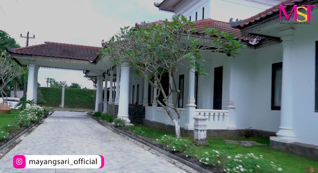 Rumah hadir dengan arsitektur bergaya klasik dalam dominasi warna putih. Saking luasnya, bangunan juga dilengkapi lobi kecil untuk mempermudah akses masuk dengan mobil. (Foto: YouTube/MST Production)