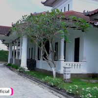 Rumah hadir dengan arsitektur bergaya klasik dalam dominasi warna putih. Saking luasnya, bangunan juga dilengkapi lobi kecil untuk mempermudah akses masuk dengan mobil. (Foto: YouTube/MST Production)