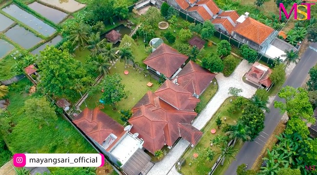 Inilah penampakan rumah Mayangsari di Purwokerto jika dilihat dari atas. Berdiri di tanah yang luas, rumah tersebut bersebelahan dengan persawahan. (Foto: YouTube/MST Production)