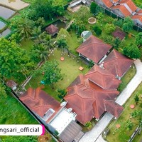 Inilah penampakan rumah Mayangsari di Purwokerto jika dilihat dari atas. Berdiri di tanah yang luas, rumah tersebut bersebelahan dengan persawahan. (Foto: YouTube/MST Production)